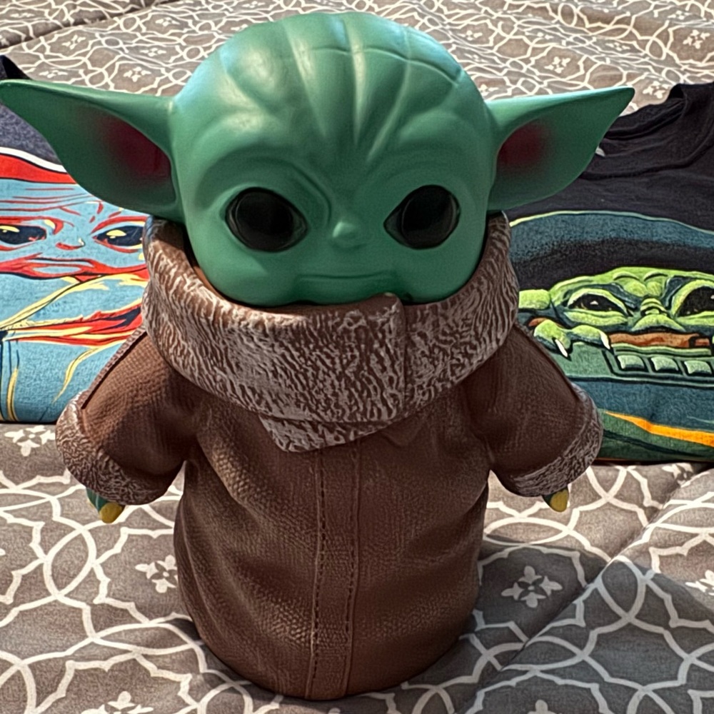 Lot of 2 Baby Yoda Grogu The Child Youth S/M Top T-Shirt w/ 6” Figure - Picture 8 of 8